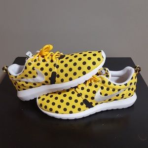 Nike roshe run nm qs sz 9.5 yellow polka dot